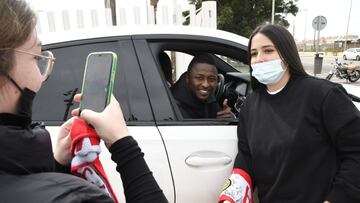 Sadiq se hace una foto ensu coche con una aficionada.