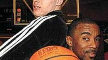 <b>PAREJA DE MODA.</B> Maciej Lampe y Andre Turner, que a sus 39 años vive una segunda juventud, han relanzado a la Universidad Complutense. El equipo ha pasado de luchar por eludir el descenso a pelear por el título.