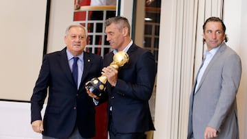 “Tengo varios televisores para ver los partidos, porque mi señora reclama... Los ex futbolistas nunca pierden”