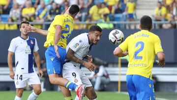 CÁDIZ, 09/10/2022.- El jugador del RCD Espanyol, Joselu (c-dcha) lucha por el balón con el centrocampista del Cádiz CF, Fede San Emeterio (c-izda) durante el partido de Liga que enfrenta al Cádiz CF y el RCD Espanyol en el Estadio Nuevo Mirandilla. EFE/Román Ríos