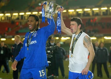 Drogba y Kezman celebran el título de la Carling Cup con el Chelsea.