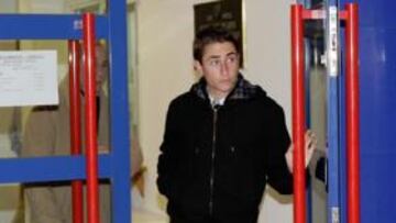 <b>AYER, EN SORIA. </b>Asier se personó en el club soriano para cerrar los últimos flecos de su contrato.