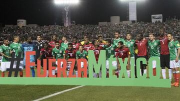 Los titulares del Tri saltaron a la ceremonia protocolaria con playeras conmemorativas, las cuales entregaron a quienes ayudaron durante los más recientes sismos en México.
