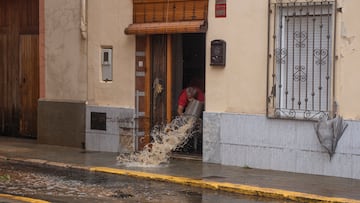 Un hombre achica agua en Llombai, Valencia. El Centro de Coordinación de Emergencias (CCE) ha elevado a rojo el nivel de alerta por lluvias en todo el litoral e interior norte de Valencia.