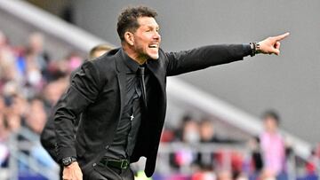 Simeone da instrucciones durante el partido contra el Granada.