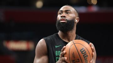 Los Angeles (United States), 23/12/2023.- Boston Celtics guard Jaylen Brown warms up before the first half of the NBA basketball game between the Boston Celtics and Los Angeles Clippers at in Los Angeles, California, USA, 23 December 2023. (Baloncesto) EFE/EPA/ALLISON DINNER SHUTTERSTOCK OUT
