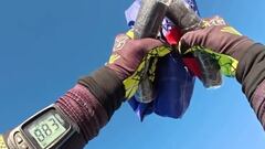 Un paracaidista profesional prueba un paracaídas barato comprado online