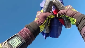 Sergei Vavilov a punto de desplegar un paracaídas barato comprado online