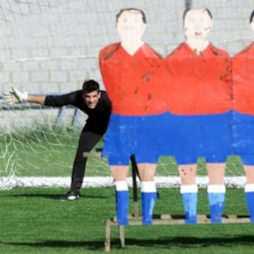 Contreras coloca la barrera durante un entrenamiento del M&aacute;laga en 2001.