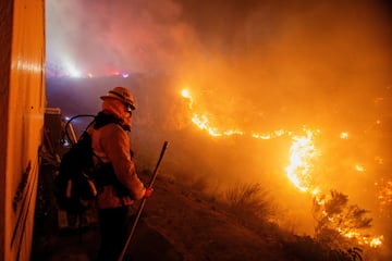 Adems de los vientas, las condiciones de muy baja humedad en la zona afectada, de solo 5%, provocan que la extincin del mismo se encrudezca.