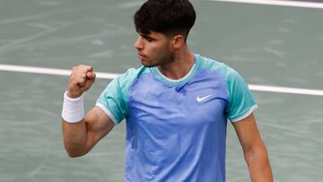 Carlos Alcaraz celebra un punto contra Nicolas Jarry en París.