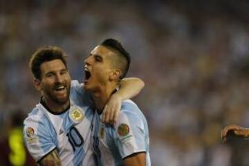 4-1. Lamela celebró el cuarto tanto con Messi.