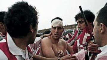 <b>SUFRIMIENTO. </b>Jorge acabó con la cabeza vendada, tras una acción en los últimos minutos, pero la afición le sacó una sonrisa al final del partido sobre el césped.