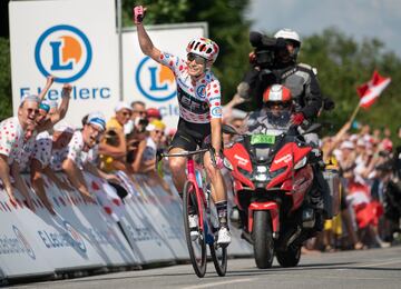 Magnus Cort Nielsen celebra puño el alto su paso por la cota de Genner Strand, ante el enfervorizado público danés.