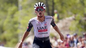 Isaac del Toro celebra su victoria en la Ermita de Mig Camí de Tortosa.
