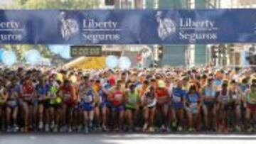 La salida de los casi 8.000 atletas que compitieron en la carrera Liberty Seguros. 