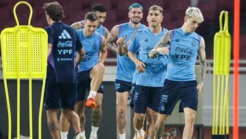 Jakarta (Indonesia), 18/06/2023.- Argentine national soccer team Player Alejandro Garnacho (R) during a training at Gelora Bung Karno Stadium in Jakarta, Indonesia, 18 June 2023. Argentina, current World Cup champions, will play a friendly match against Indonesia on 19 June 2023. (Futbol, Amistoso, Mundial de Fútbol) EFE/EPA/MAST IRHAM
