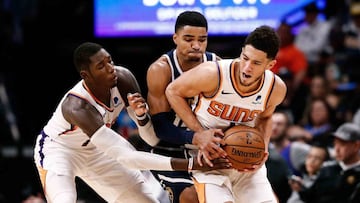 Devin Booker recibe el pase de Cheick Diallo, mientras Gary Harris trata de robar el balón.