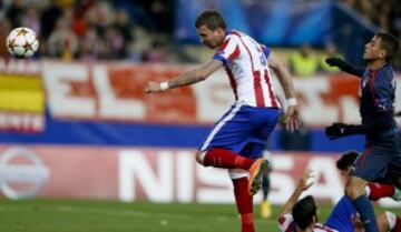 El delantero croata del Atlético de Madrid, Mario Mandzukic, cabecea para conseguir el tercer gol del equipo, durante el encuentro de la fase de grupos, grupo A, de la Liga de Campeones que Atlético y Olympiacos disputan esta noche en el estadio Vicente Calderón, en Madrid.