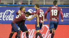 Jugadores del Eibar celebran un gol frente al Valencia. 