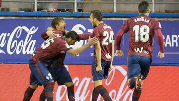 Jugadores del Eibar celebran un gol frente al Valencia. 