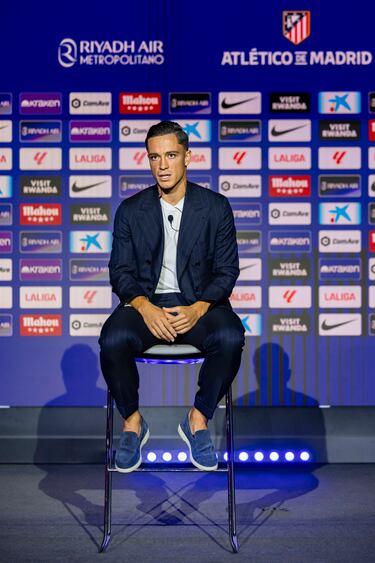 Giacomo Raspadori durante la presentación. 