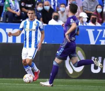 Continuamos con provincias castellano-leonesas. En este caso nos centramos en Palencia, defensa del Leganés. El lateral derecho comenzó su carrera deportiva en la Masía, donde fue pasando por todas las categorías del fútbol base del Barcelona hasta llegar al Barça B. Allí comenzó a ser un fijo durante el último tercio de la temporada 2014-15, militando en Segunda. Con los blaugranas disputó 97 partidos y anotó dos goles. En 2018 prueba nuevas experiencias en la Ligue 1 donde jugará en el Burdeos y el Saint Etienne. En Francia disputa 40 partidos, incluyendo cinco de Europa League; y en el verano de 2020 regresa a España para jugar en el Leganés. Con el equipo pepinero se afianza como titular en el puesto de lateral derecho. Su reto, devolver al Leganés a la máxima categoría.