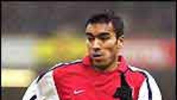 <b>PRESENTADO EL MIÉRCOLES.</B> El vicepresidente deportivo del Barça cerró la operación en Londres con los dirigentes del Arsenal, y la llegada de Van Bronckhorst está prevista para este martes por la noche, para que el miércoles al mediodía pase la revisión médica.