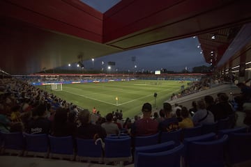 El Barça B abandonó el Miniestadi y pasó a jugar en el Estadi Johan Cruyff, inaugurado en agosto de 2019. Actualmente forma parte de la Ciudad Deportiva Joan Gamper y recibe ese nombre como homenaje al mítico entrenador holandés. Para construirlo, se tuvo que aprobar un presupuesto de doce millones de euros. Tiene una capacidad para 6.000 espectadores y la idea es que el filial blaugrana dispute allí sus partidos en caso de ascenso. El club trabajó en su construcción como un proyecto de la marca Barça y jugadores como Iniesta estuvieron muy implicados en los diferentes actos para presentarlo al gran público.

El filial del Barcelona apenas necesitó tiempo de adaptación a su nuevo hogar. En él se han consagrado como mejor local del Grupo III de Segunda División B, con 32 puntos en los 15 partidos disputados. De todo el grupo, además, nadie marca tantos goles en casa (29) como el equipo de García Pimienta. No siempre pudieron disfrutar los aficionados del talento de Ansu Fati, con gran presencia en el primer equipo. Sí disputará el Playoff, aunque tendrán que verlo por televisión. 
