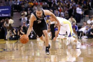 Tony Parker se lleva el balón guardando el equilibrio.