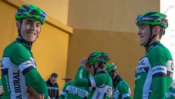 Los ciclistas del Caja Rural - Seguros RGA posan con sus maillots antes de un entrenamiento en Benidorm.