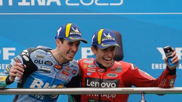 Marc Márquez celebra la victoria en el GP de Argentina junto a su hermano, Álex Márquez, que fue segundo.