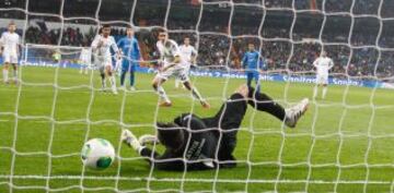 2-0. Di María anota el segundo gol de penalti.