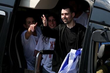 El rehén liberado Guy Gilboa-Dalal, quien fue secuestrado durante el mortal ataque del 7 de octubre de 2023 por Hamas y llevado a Gaza, reacciona a su llegada al Centro Médico Rabin-Hospital Beilinson, en medio de un intercambio de rehenes y prisioneros y un acuerdo de alto el fuego entre Israel y Hamas en Gaza.