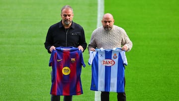 Hansi Flick y Manolo González posan en la previa del partido en el RCDE Stadium.