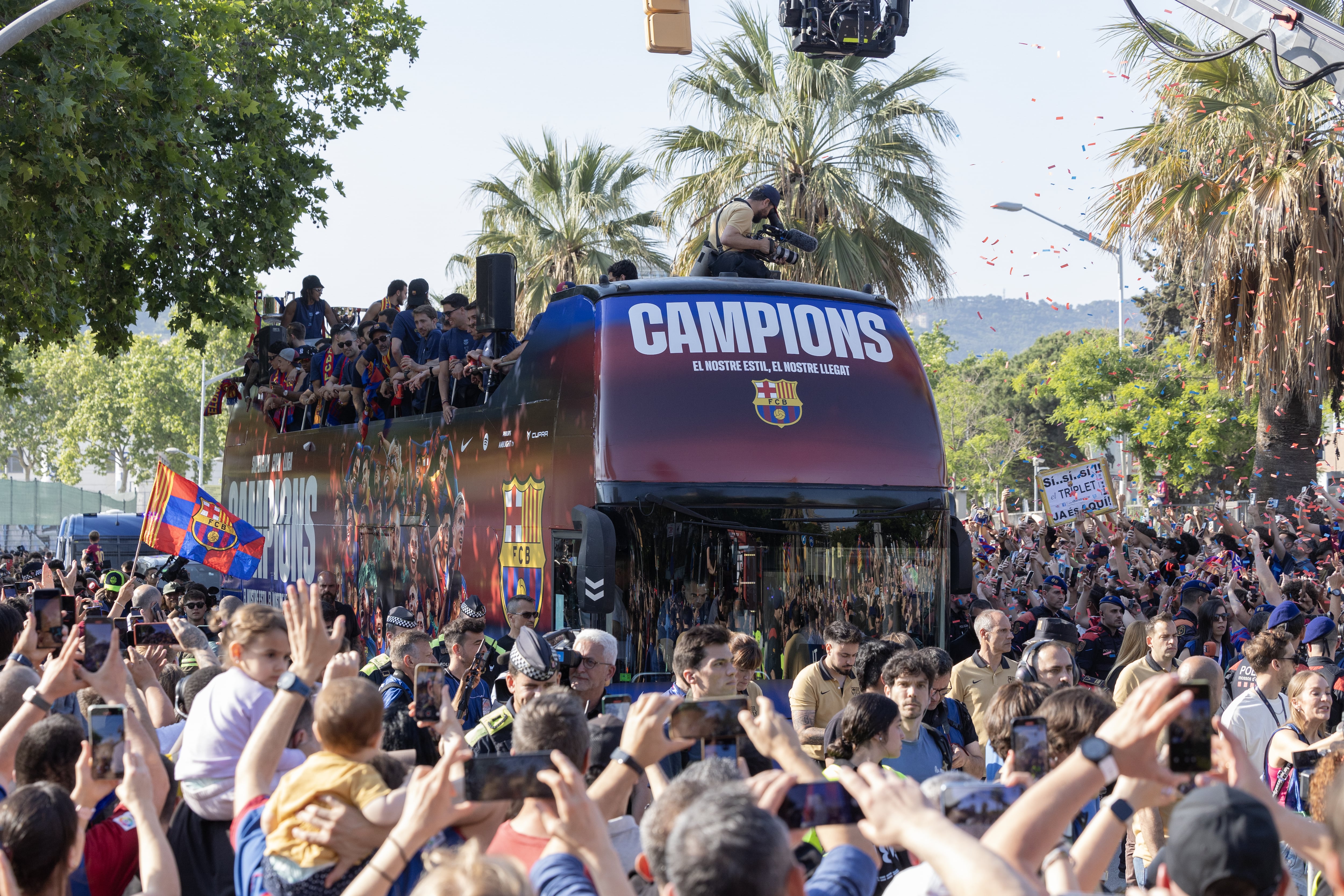 El Barça celebra por todo lo alto el título de Liga en las calles de Barcelona