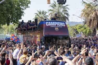 El autobús del Barcelona avanza en las calles plagadas de culés para ver a los campeones de Liga.