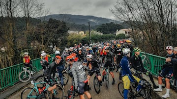 El pelotón se para durante la tercera etapa de la Estrella de Besseges después de que un coche se cruzase en el recorrido.