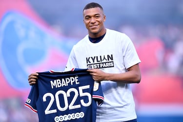 El futbolista francés firmó con su renovación por el PSG el mayor contrato de la historia del deporte en el que percibirá 630 millones de euros brutos durante tres temporadas.
