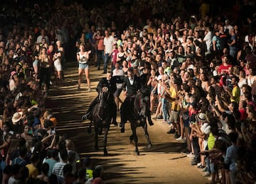 La ciudad menorquina de Ciutadella vibró con los 'Jocs des Pla', una tradición que cada año aglutina a más gente en las fiestas de Sant Joan.