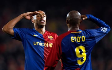 Thierry Henry y Samuel Eto'o se "cuadraron" as para celebrar el cuarto gol del Barcelona al Bayern de Munich en la ida de los cuartos de final de la Champions League en 2009.

