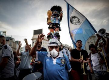 Cientos de admiradores de Diego Armando Maradona participaron en una manifestación para pedir justicia por la muerte del astro argentino, organizada en el centro de Buenos Aires. Los manifestantes que acudieron al mítico Obelisco porteño proclamaron una y otra vez la misma consigna: “No se murió, lo mataron”.