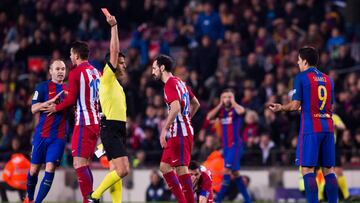 Momento en el que Gil Manzano decide expulsar a Luis Su&aacute;rez.