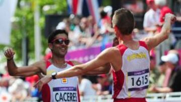 Ignacio Caceres y Carles Castillejo se abrazan a la conclusión del maratón.