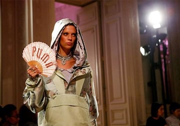 Desfile en París de la colaboración con Rihanna.