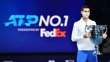 Djokovic recibe el trofeo de n¨²mero uno que le pone a la altura de Pete Sampras