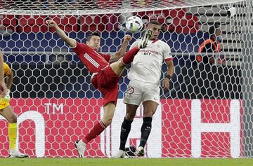 Robert Lewandowski y Diego Carlos.