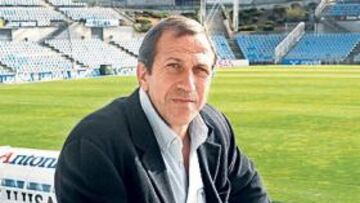 <b>EL GRAN CANDIDATO. </b>Víctor Muñoz, sentado en la tribuna del campo del Getafe, su último equipo.
