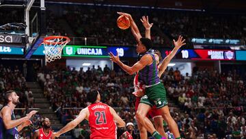 Tyson Pérez, intentando anotar durante el Unicaja - Basquet Girona.