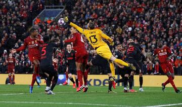 Oblak realiza una parada ante el Liverpool.